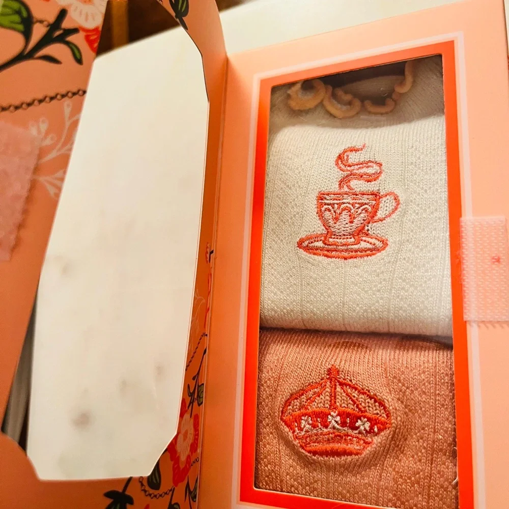 BRIDGERTON Women's Crew Socks — Cream & Peach (2-Pack) - Shoe size 4-10 (NIB) - Picture 6 of 6